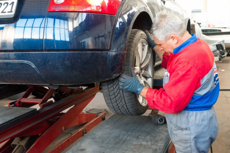 vente-AIGUINES-min_auto_repair_repair_lift_auto_mechanic_work_clothes_master_professional_man_of_the_fold-685629