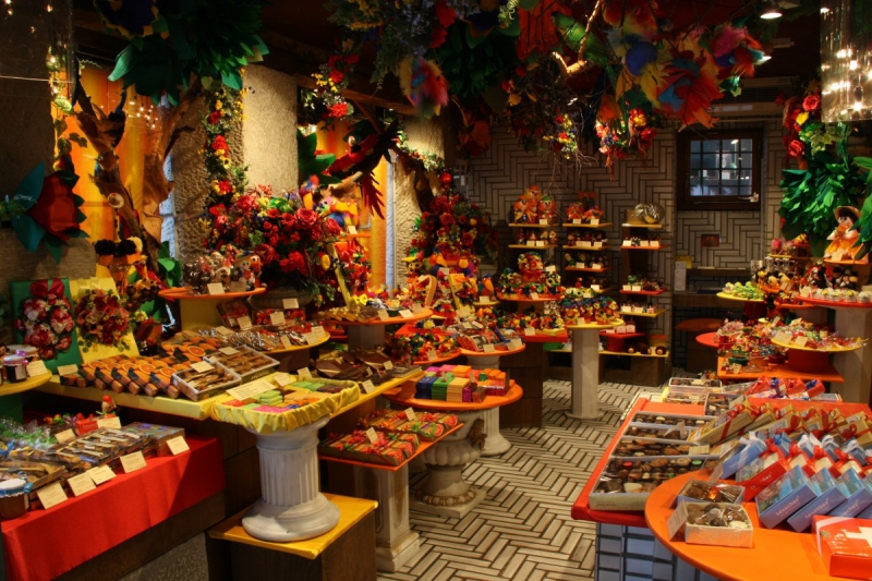 vente-AIGUINES-min_candy_store_chocolate_shop_chocolate_switzerland-393515